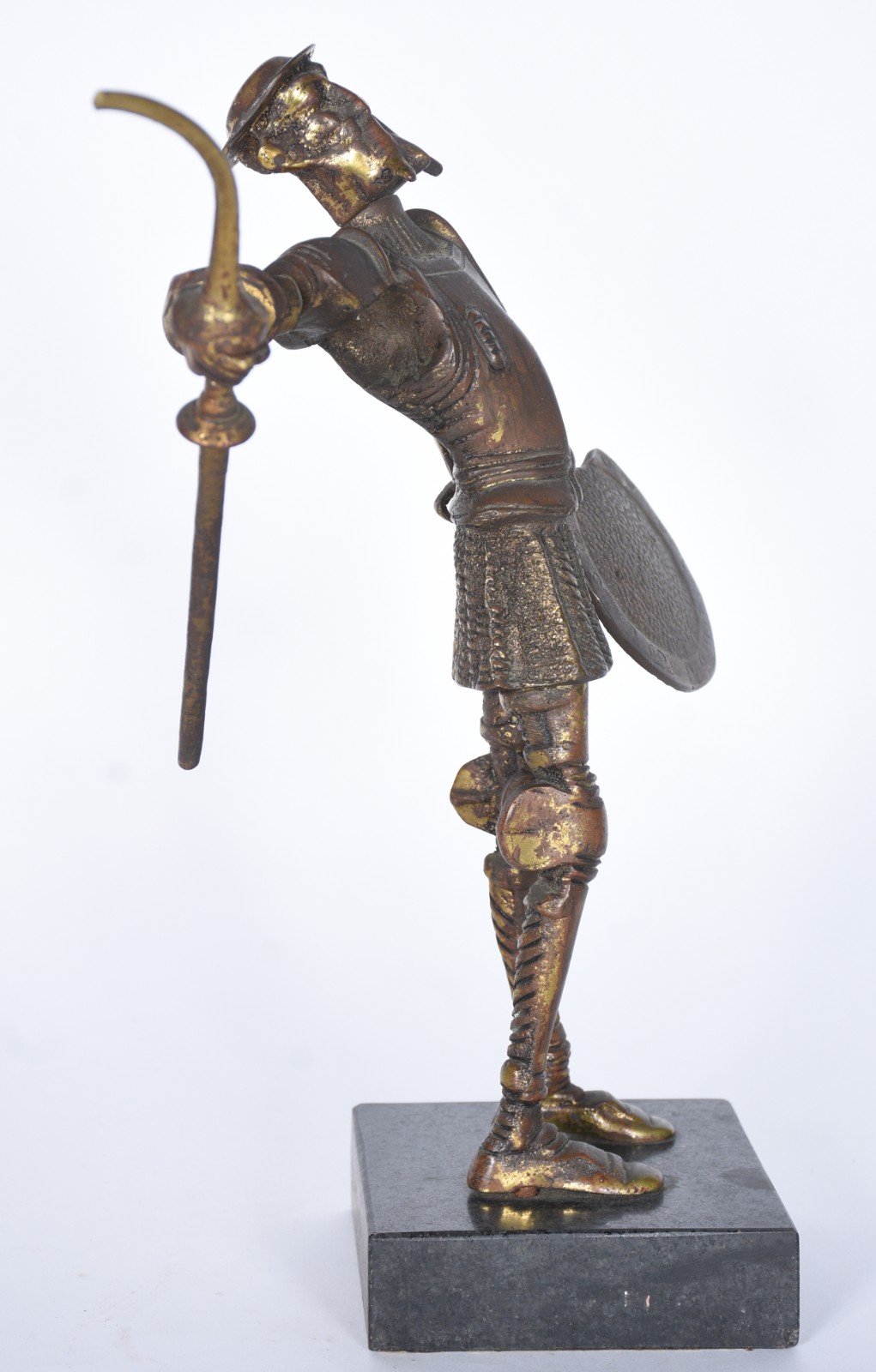 Estatueta de metal dourado represetando Dom Quixote. Lança quebrada. - foto 2 de 8