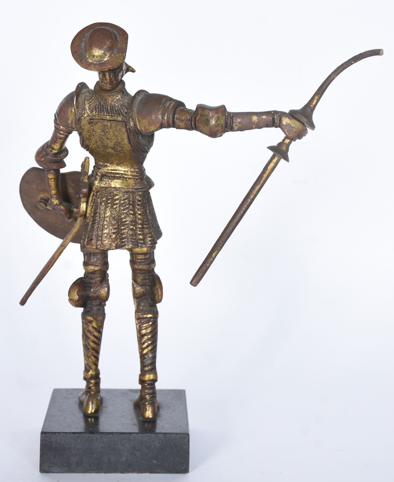 Estatueta de metal dourado represetando Dom Quixote. Lança quebrada. - foto 3 de 8