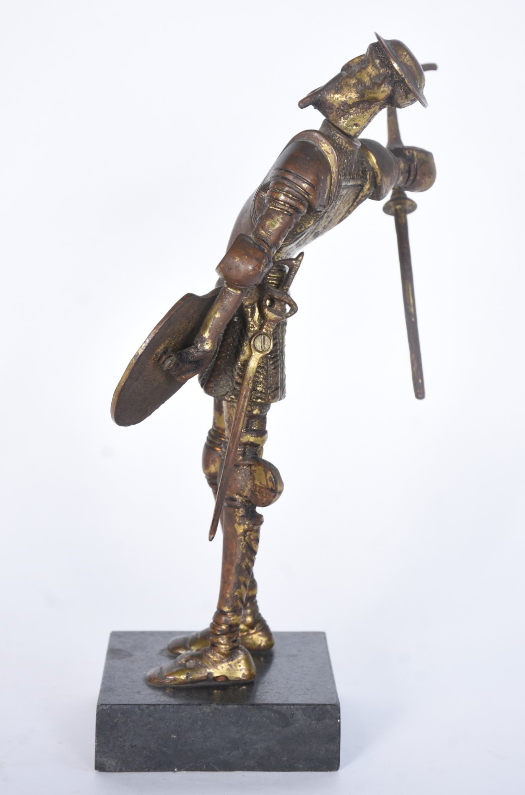 Estatueta de metal dourado represetando Dom Quixote. Lança quebrada. - foto 4 de 8