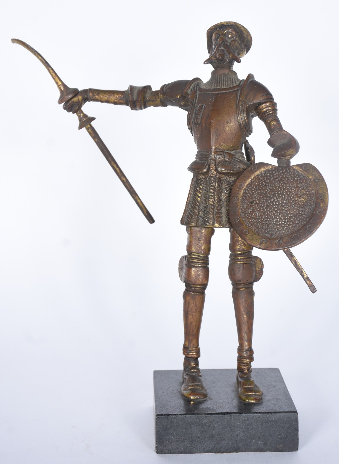 Estatueta de metal dourado represetando Dom Quixote. Lança quebrada. - foto 5 de 8