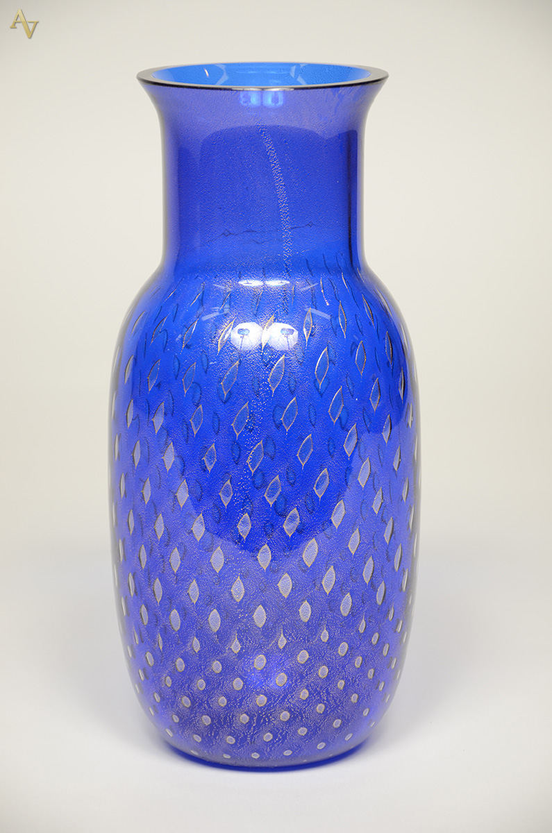 Vaso de murano na cor azul com pó de ouro. Altura 32 cm.