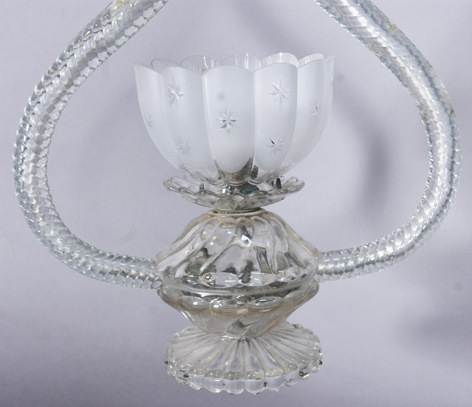 Lustre de cristal com duas hastes recurvas unidas por peça central... - foto 2 de 5