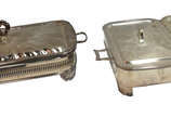 Tres porta pirex de metal prateado sendo um com... - Tres porta pirex de metal prateado sendo um com tampa. Acompanham 2 pirex. .Medida da maior 