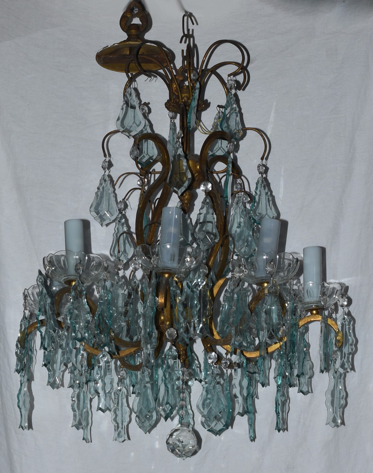 Elegante lustre de metal dourado com pingentes em placas de cristal... - foto 1 de 2