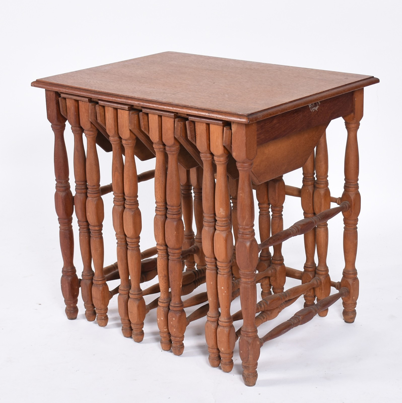 Mesa ninho de madeira nobre feitio retangular, com 4 peças... - foto 1 de 5