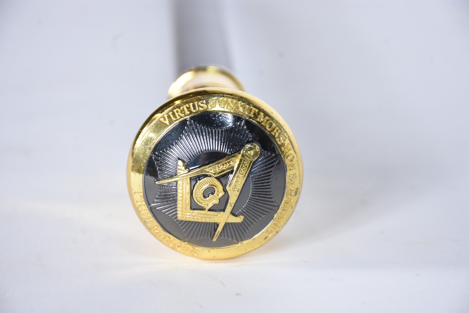 Bengala de metal com castão dourado com inscrição "Virtus Junxit Mors... - foto 4 de 8