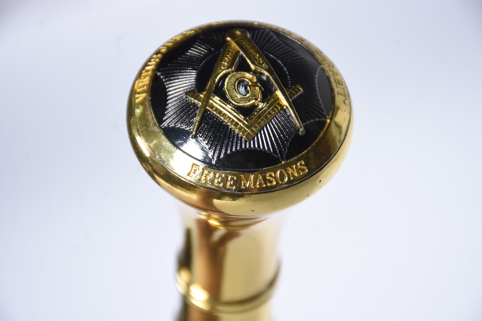 Bengala de metal com castão dourado com inscrição "Virtus Junxit Mors... - foto 5 de 8