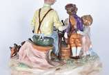 Grupo escultórico de porcelana policromada repr... - Grupo escultórico de porcelana policromada representando sapateiro.