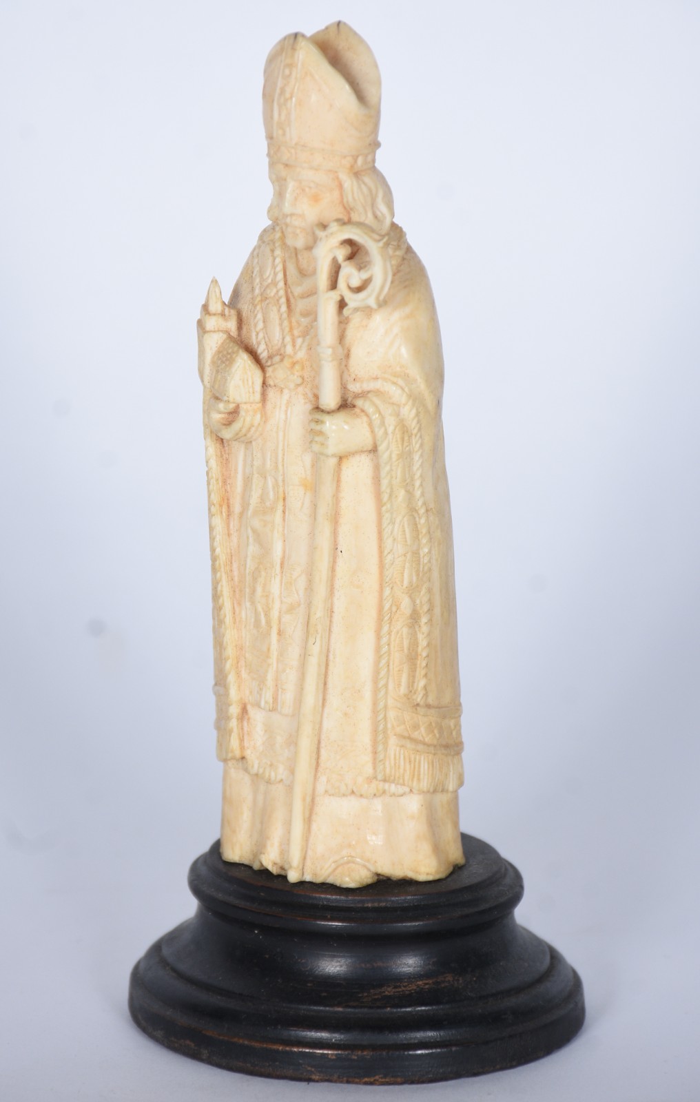 Estatueta de marfim representando bispo, base de madeira. - foto 1 de 6