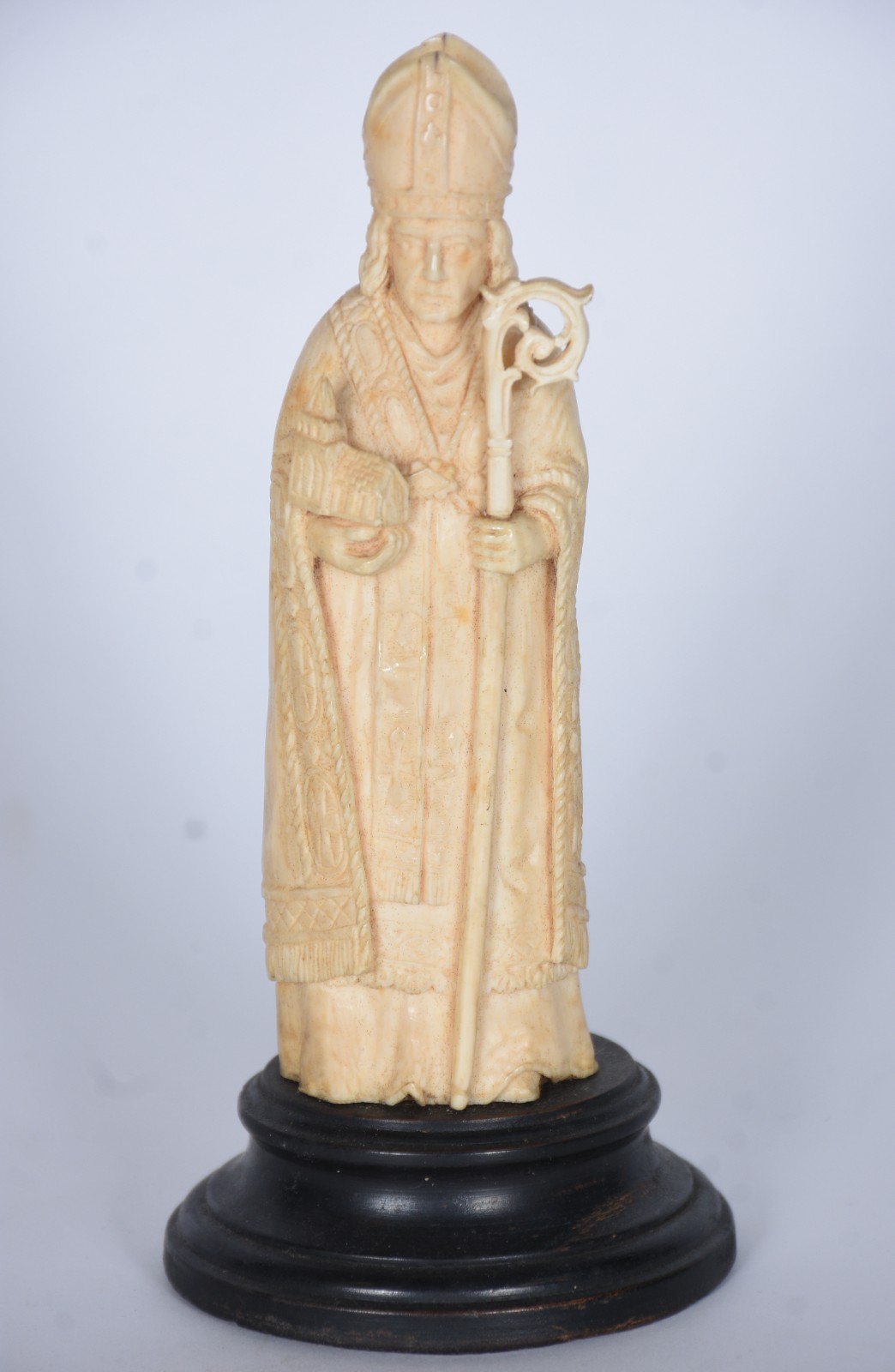 Estatueta de marfim representando bispo, base de madeira. - foto 2 de 6