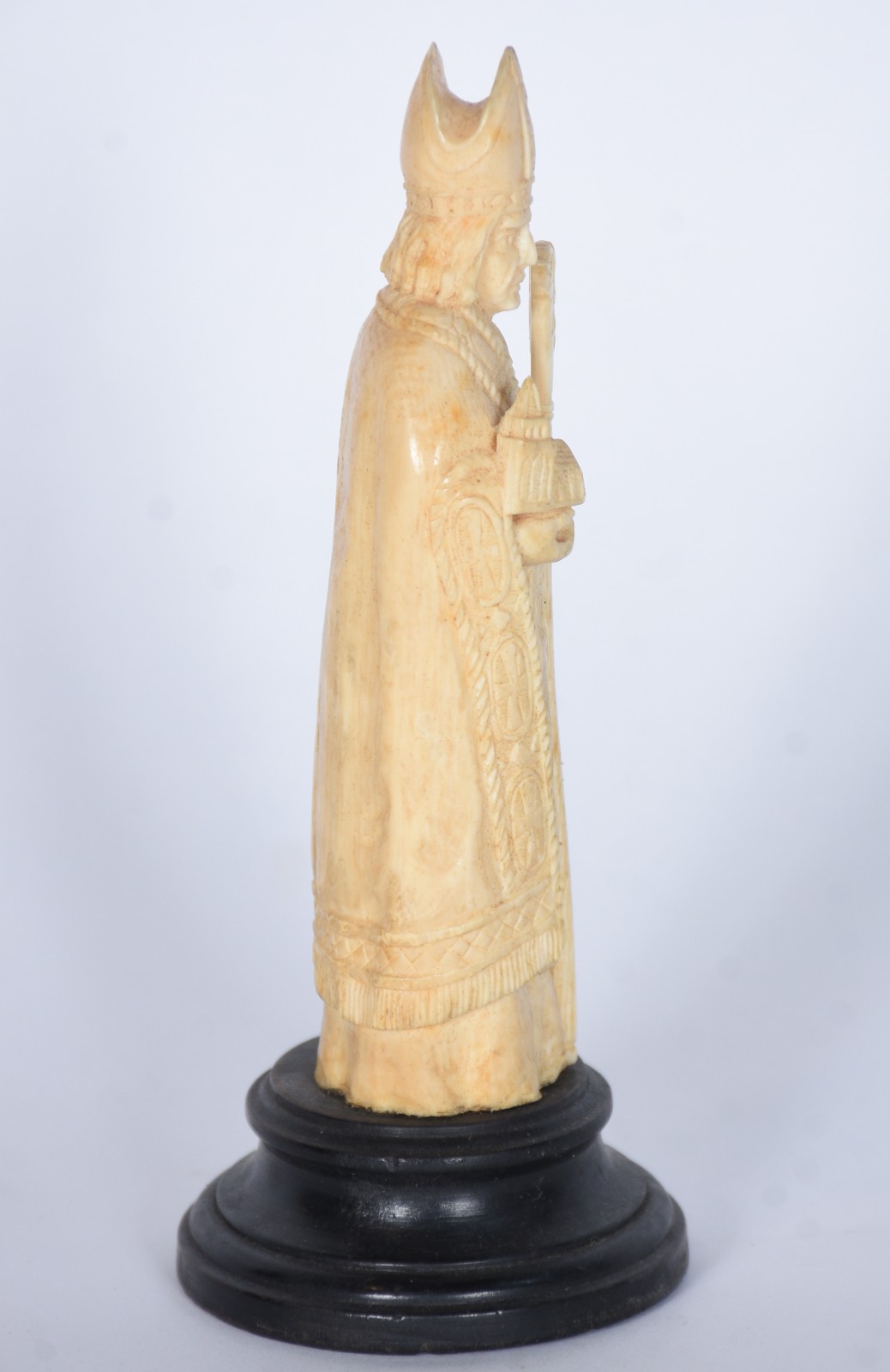 Estatueta de marfim representando bispo, base de madeira. - foto 3 de 6