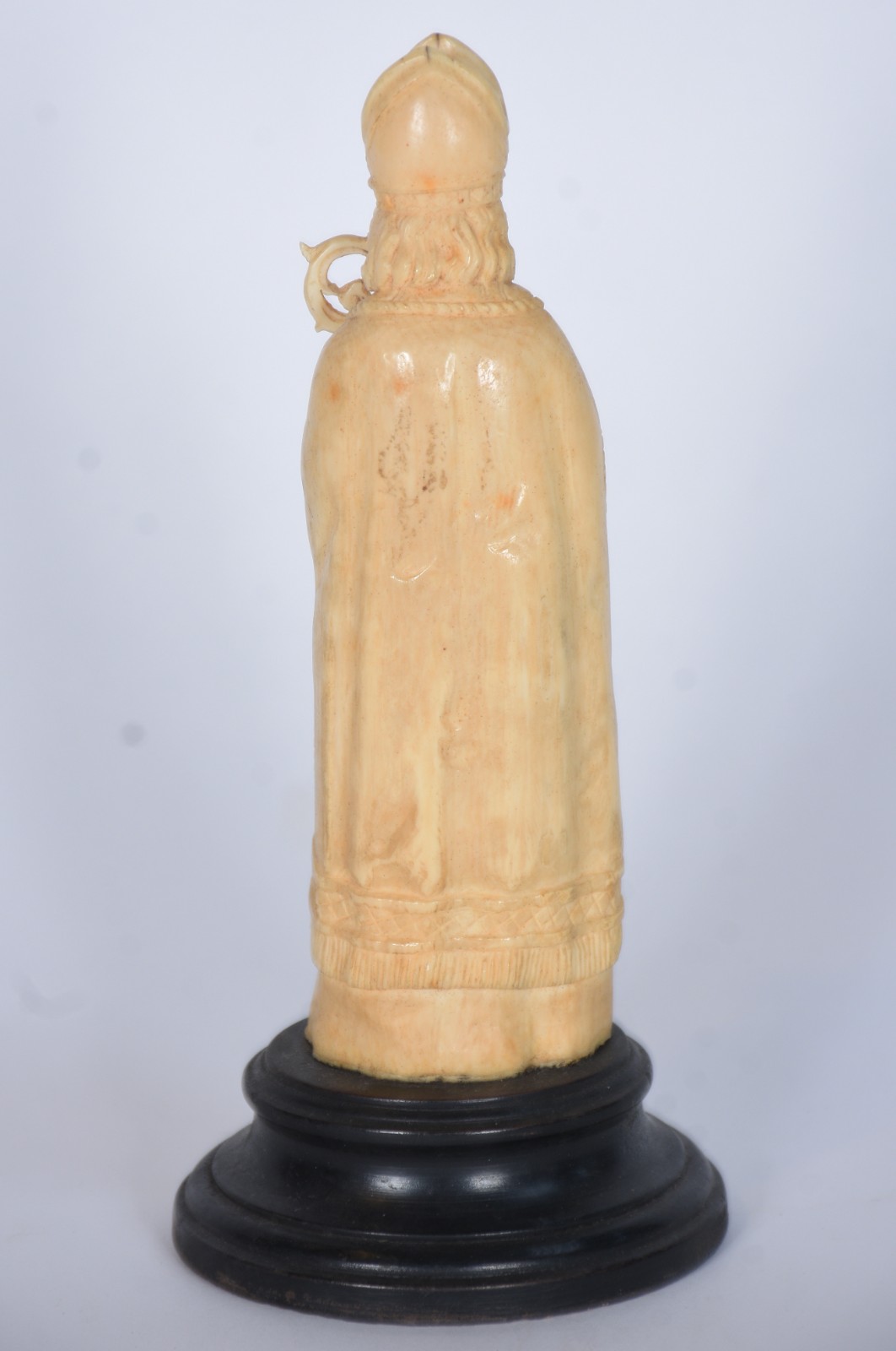 Estatueta de marfim representando bispo, base de madeira. - foto 4 de 6