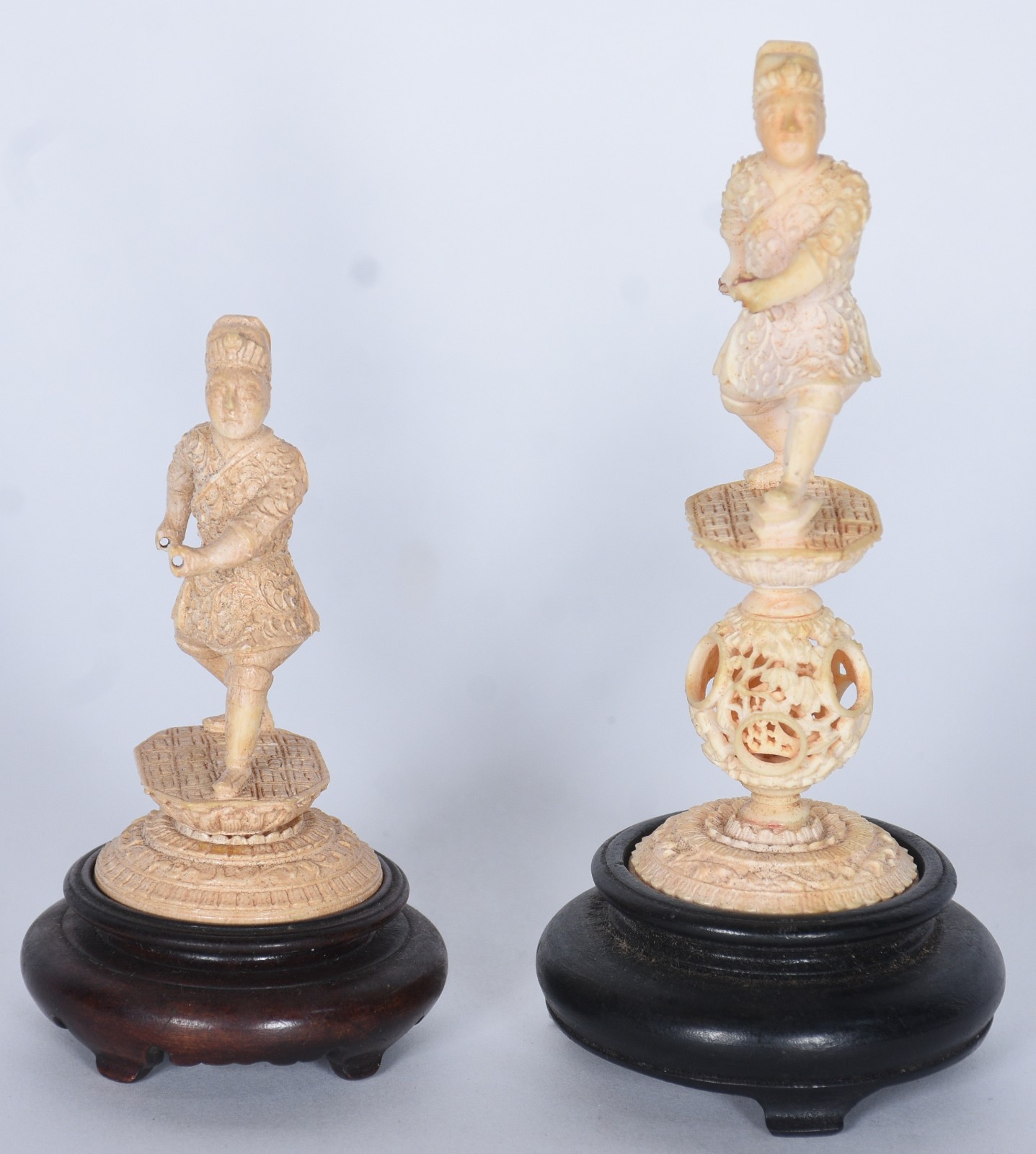 Duas estatuetas de marfim representando figuras de soldados. Faltando... - foto 1 de 7