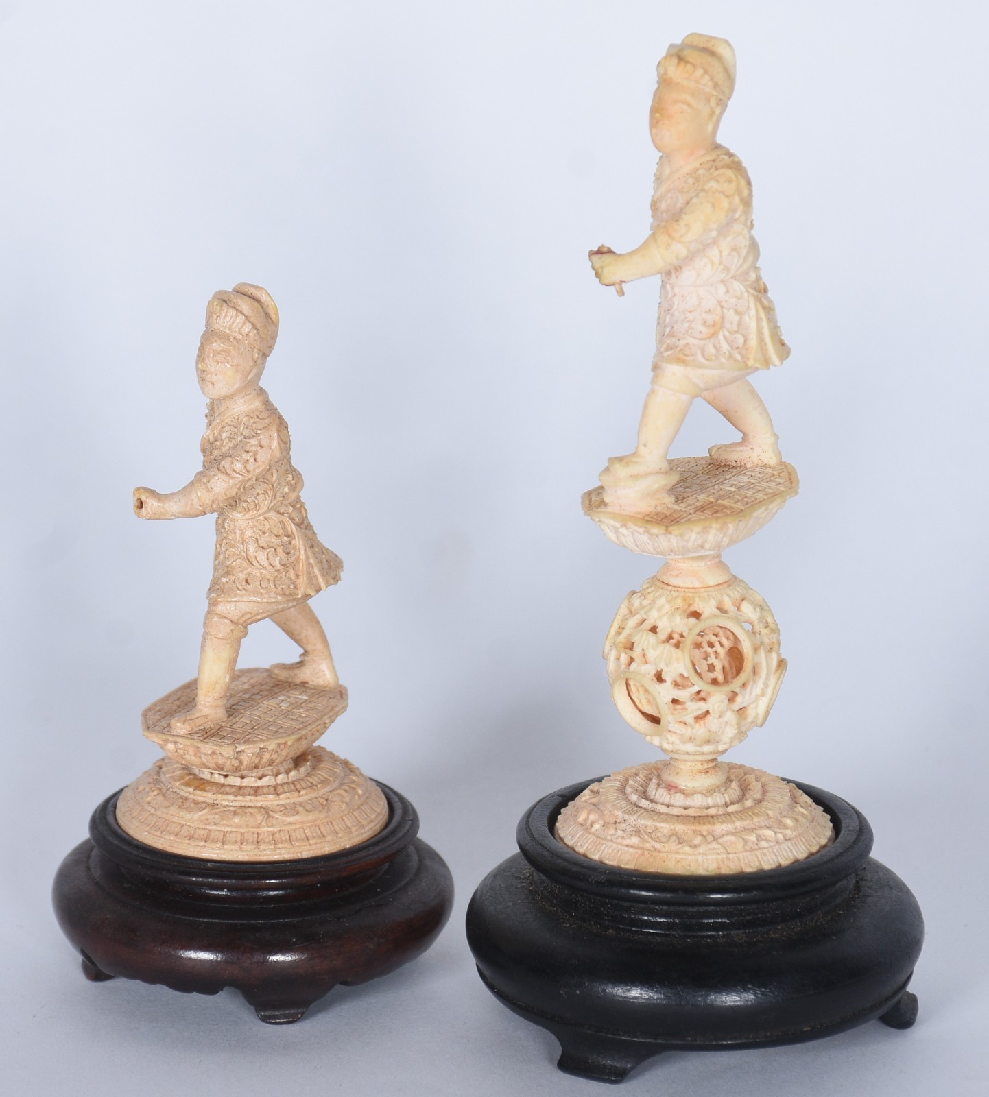 Duas estatuetas de marfim representando figuras de soldados. Faltando... - foto 2 de 7