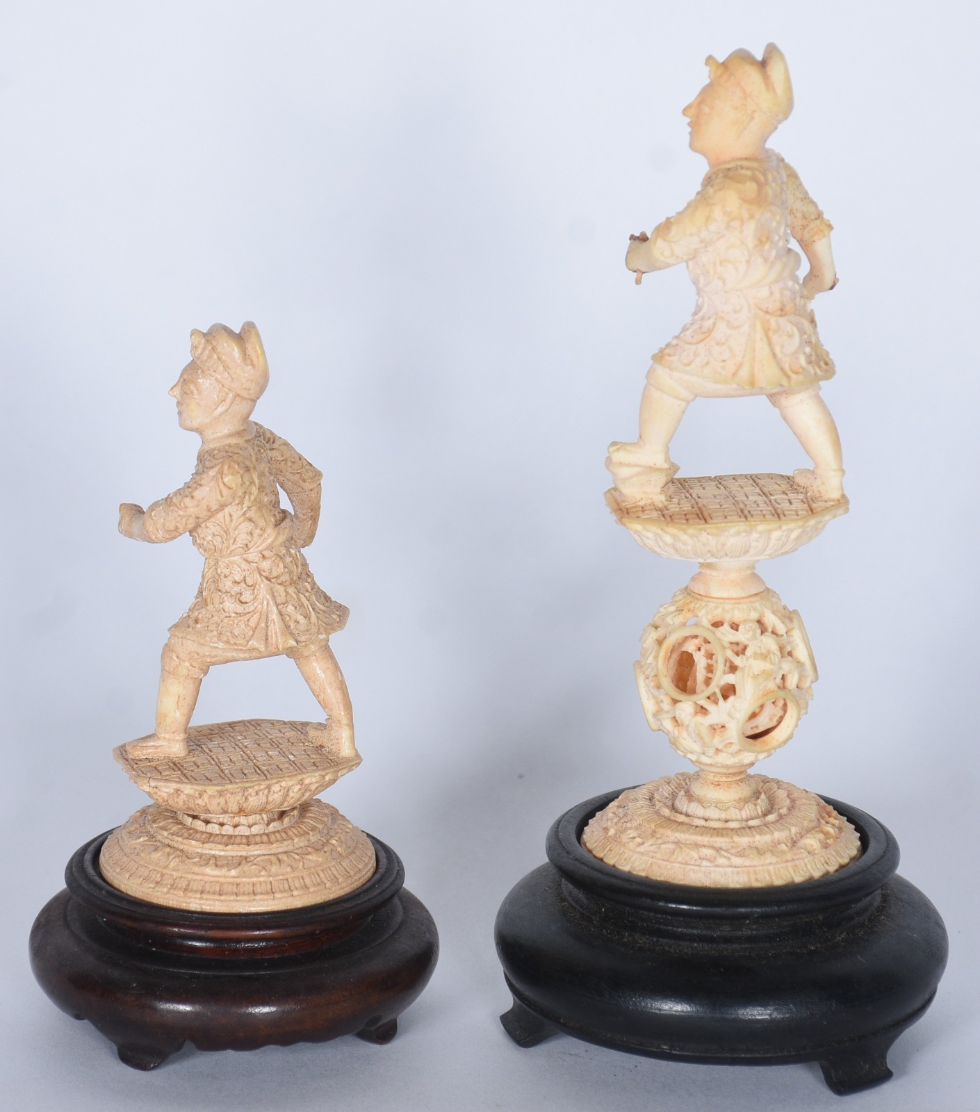 Duas estatuetas de marfim representando figuras de soldados. Faltando... - foto 3 de 7
