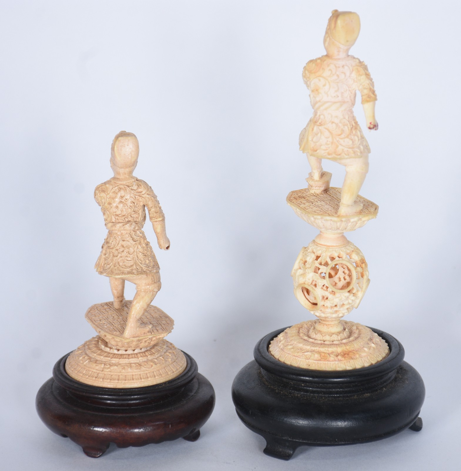 Duas estatuetas de marfim representando figuras de soldados. Faltando... - foto 4 de 7