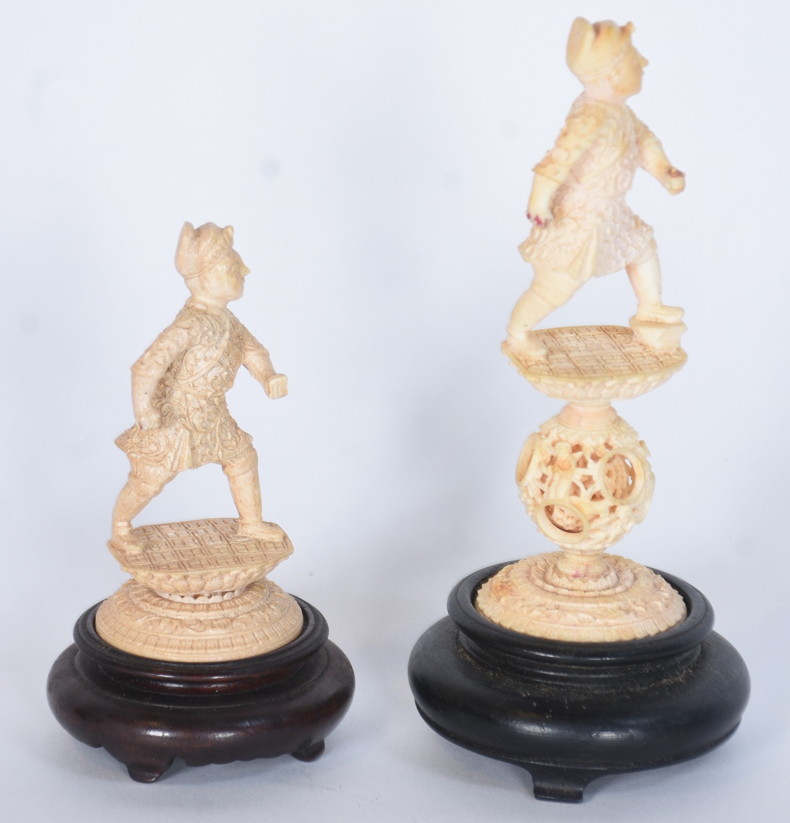 Duas estatuetas de marfim representando figuras de soldados. Faltando... - foto 5 de 7