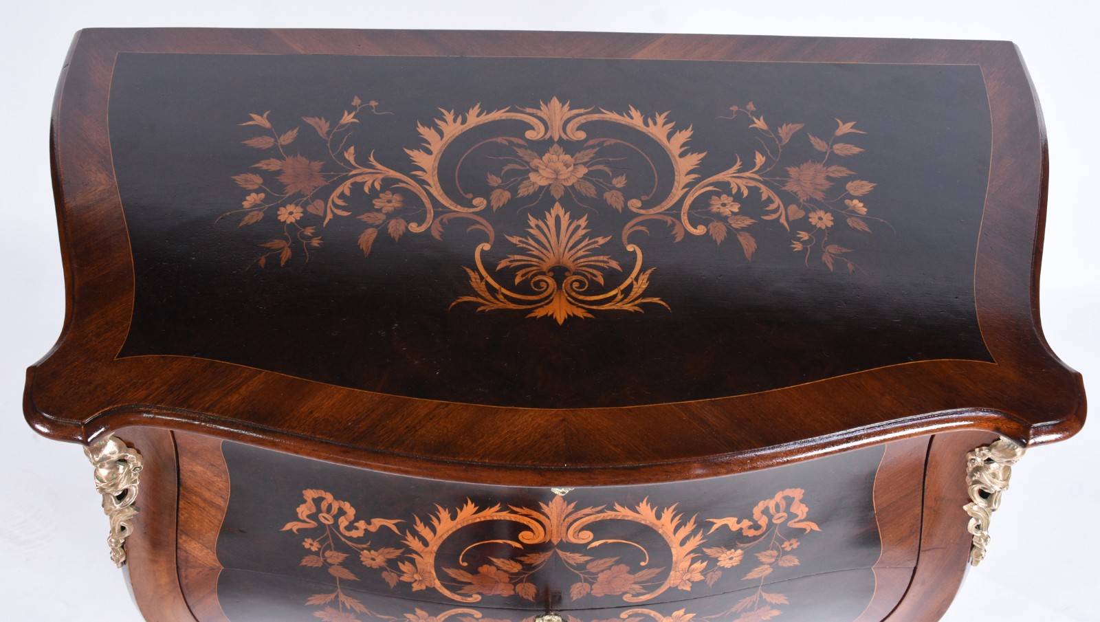 Cômoda bombé de madeira nobre trabalhada em marqueterie, com 2... - foto 4 de 11