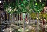 Dez cálices de cristal europeu lapidado na cor ... - Dez cálices de cristal europeu lapidado na cor verde, pés altos serrilhados. 
