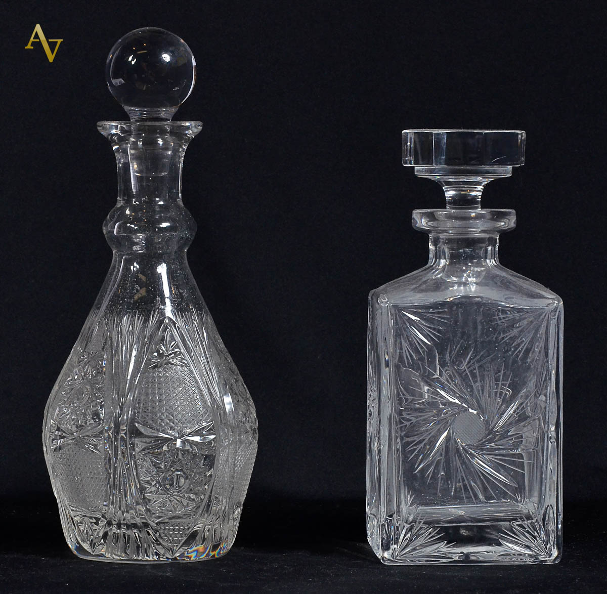 Duas garrafas de cristal lapidado. Alts. 24 e 29 cm.