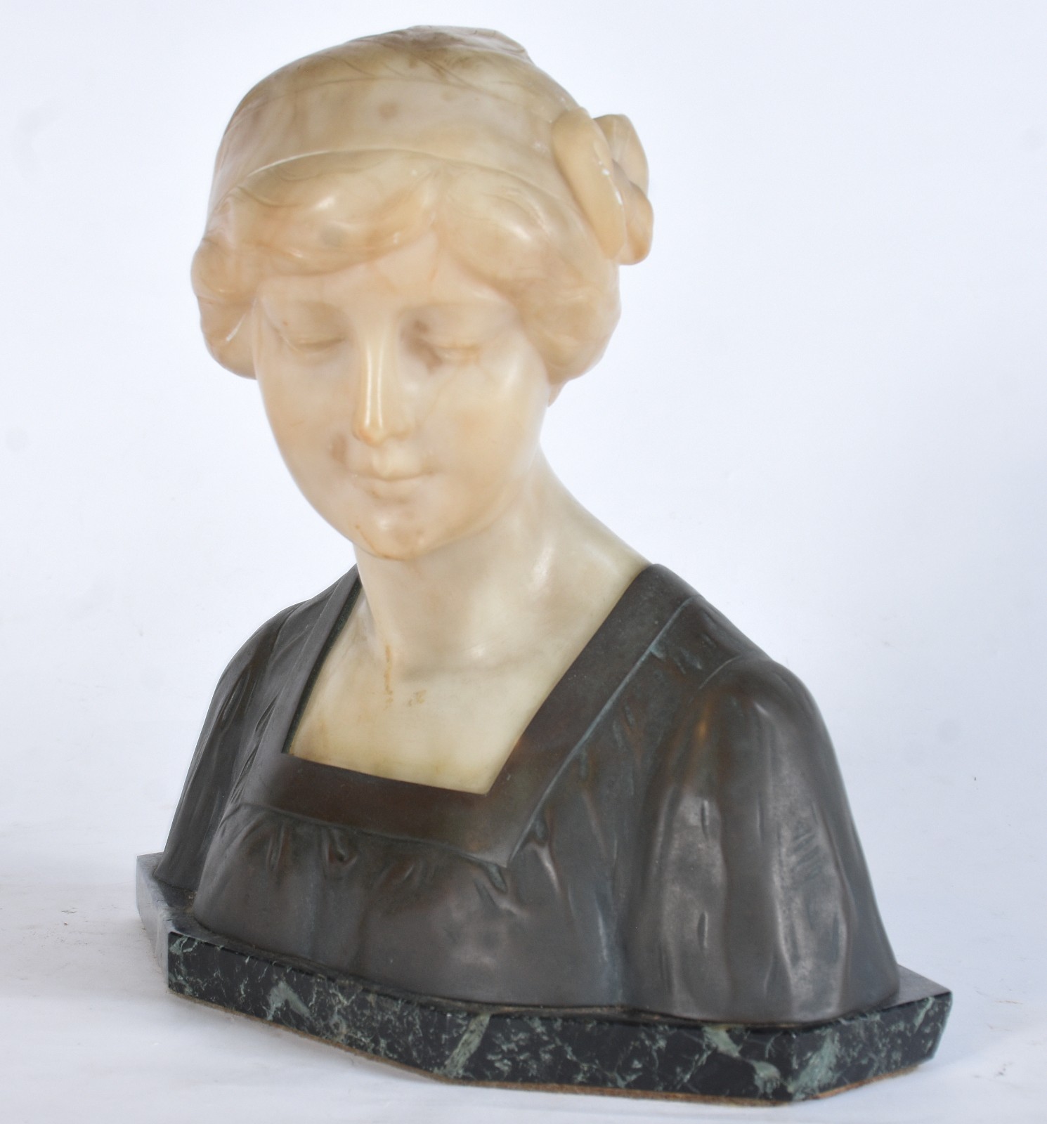 Escultura representando busto de jovem em mármore e bronze, assinado. - foto 2 de 7