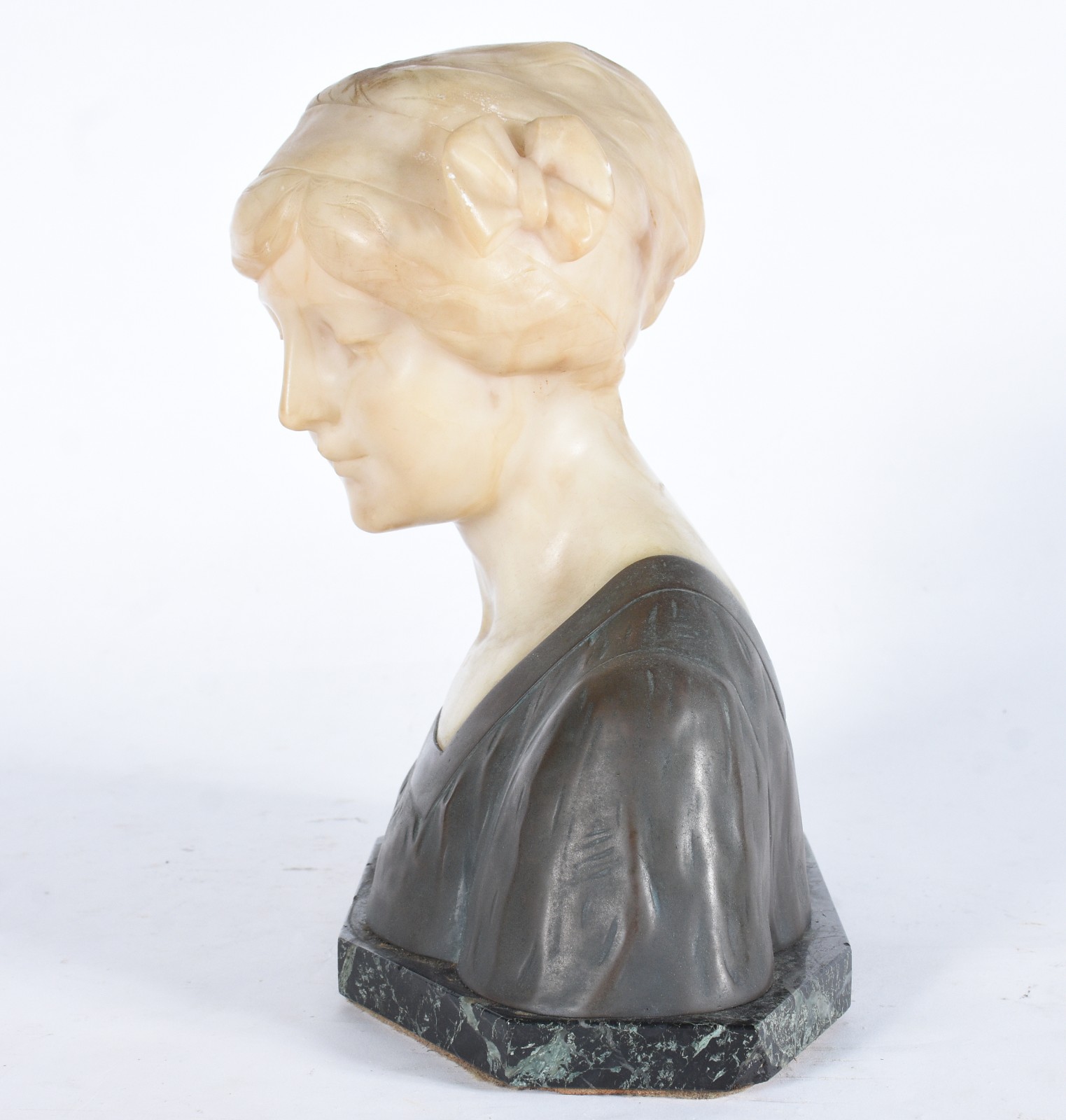 Escultura representando busto de jovem em mármore e bronze, assinado. - foto 3 de 7