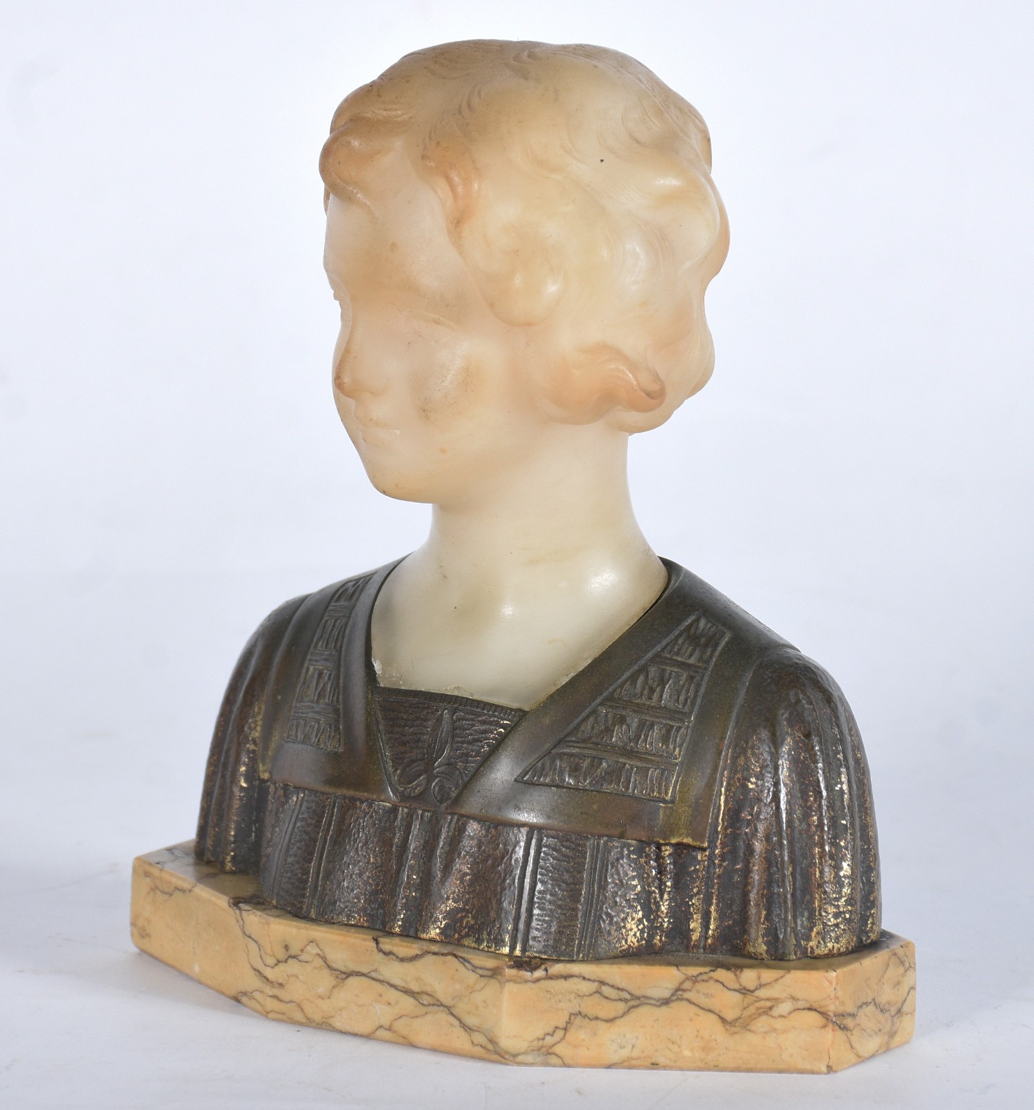 Escultura representando busto de jovem em mármore e bronze, assinado... - foto 2 de 8
