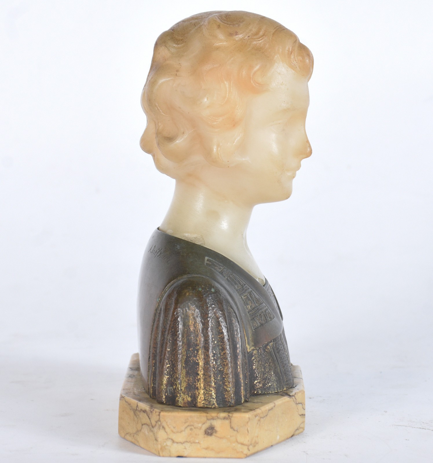 Escultura representando busto de jovem em mármore e bronze, assinado... - foto 3 de 8