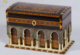 Caixa porta jóias de madeira estilo gótico c/ i... - Caixa porta jóias de madeira estilo gótico c/ incrustações em osso. Alt. 12 cm; med. 18 x 9 cm.