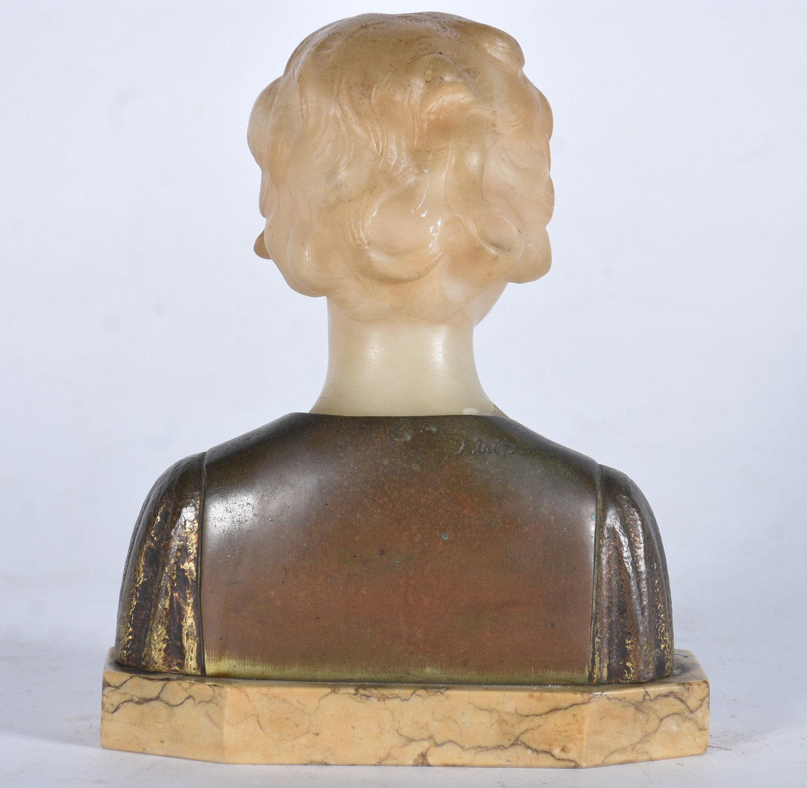 Escultura representando busto de jovem em mármore e bronze, assinado... - foto 5 de 8