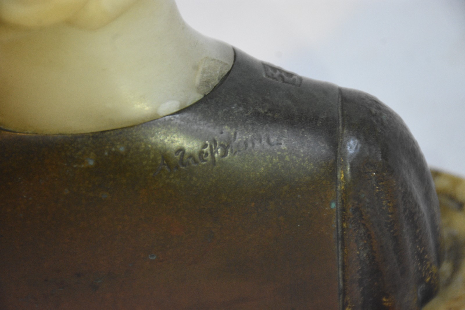Escultura representando busto de jovem em mármore e bronze, assinado... - foto 7 de 8