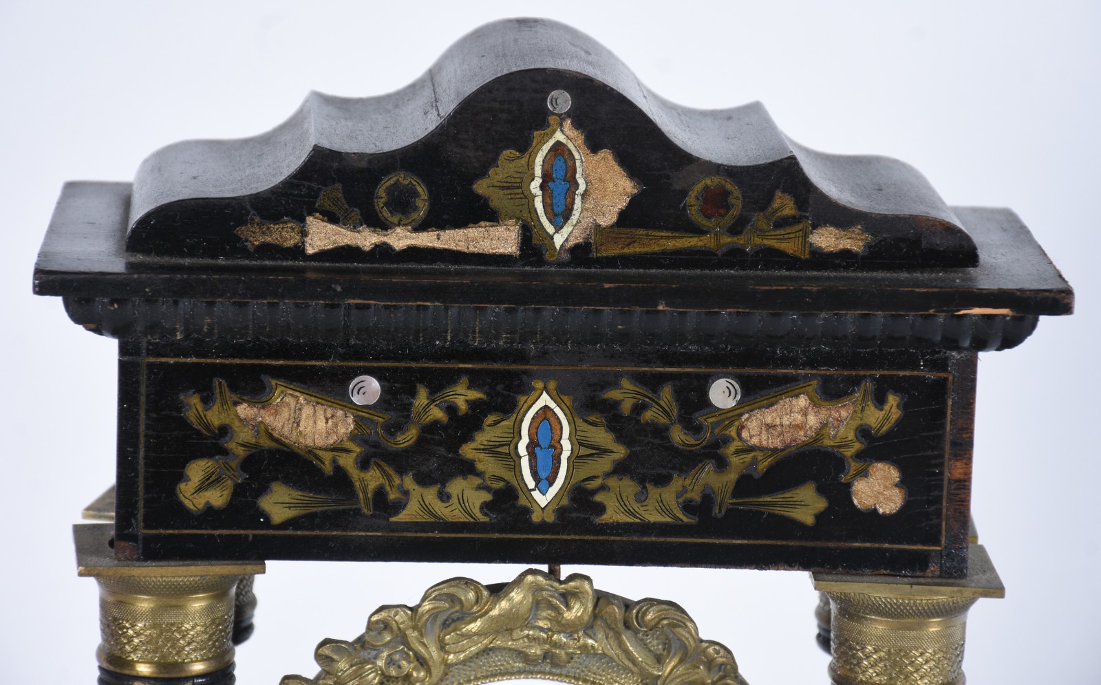 Relógio de mesa de metal dourado e madeira, colunas torneadas... - foto 5 de 11