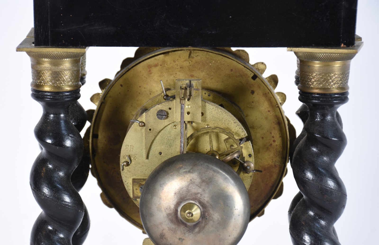 Relógio de mesa de metal dourado e madeira, colunas torneadas... - foto 7 de 11