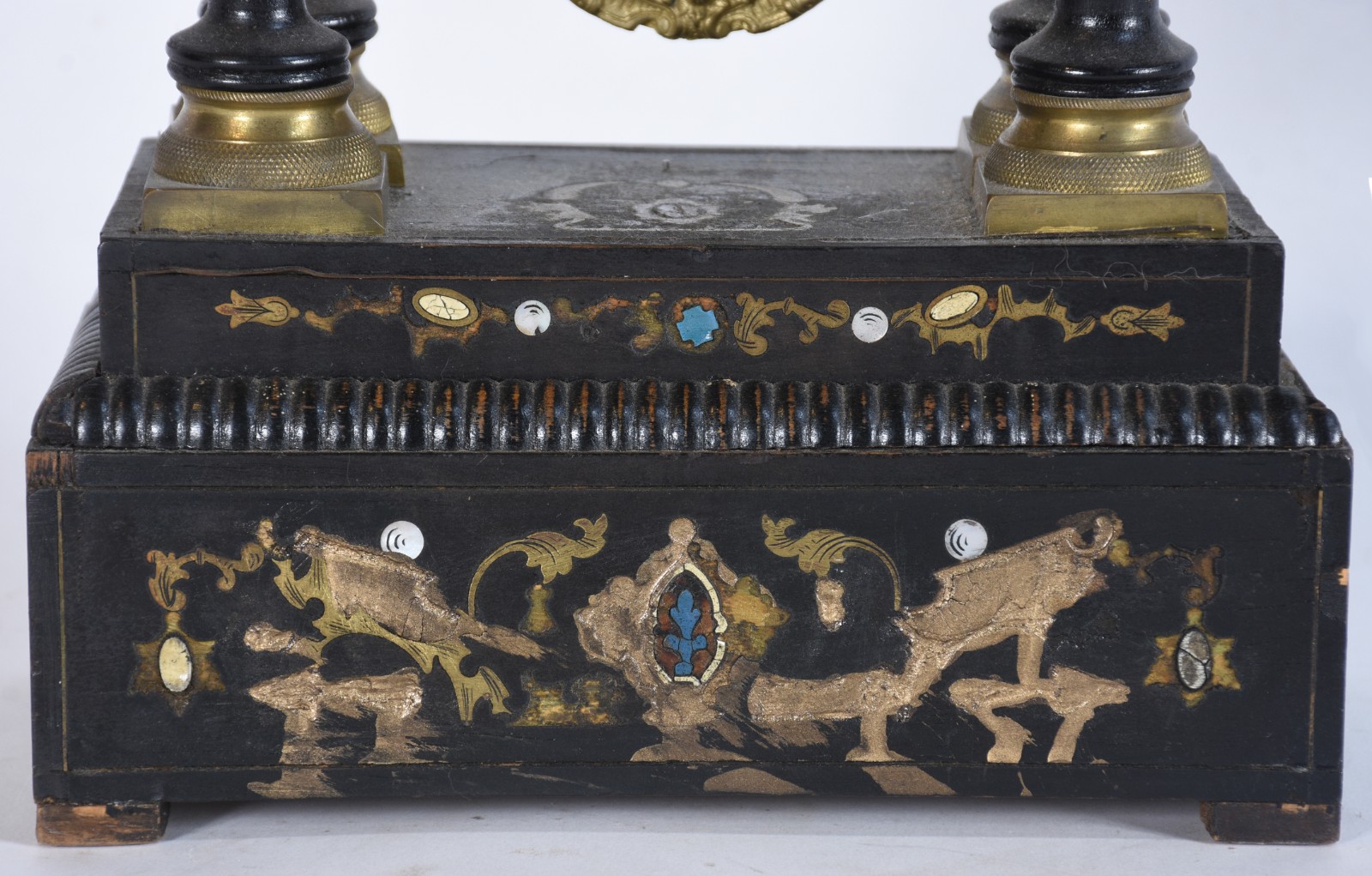 Relógio de mesa de metal dourado e madeira, colunas torneadas... - foto 8 de 11
