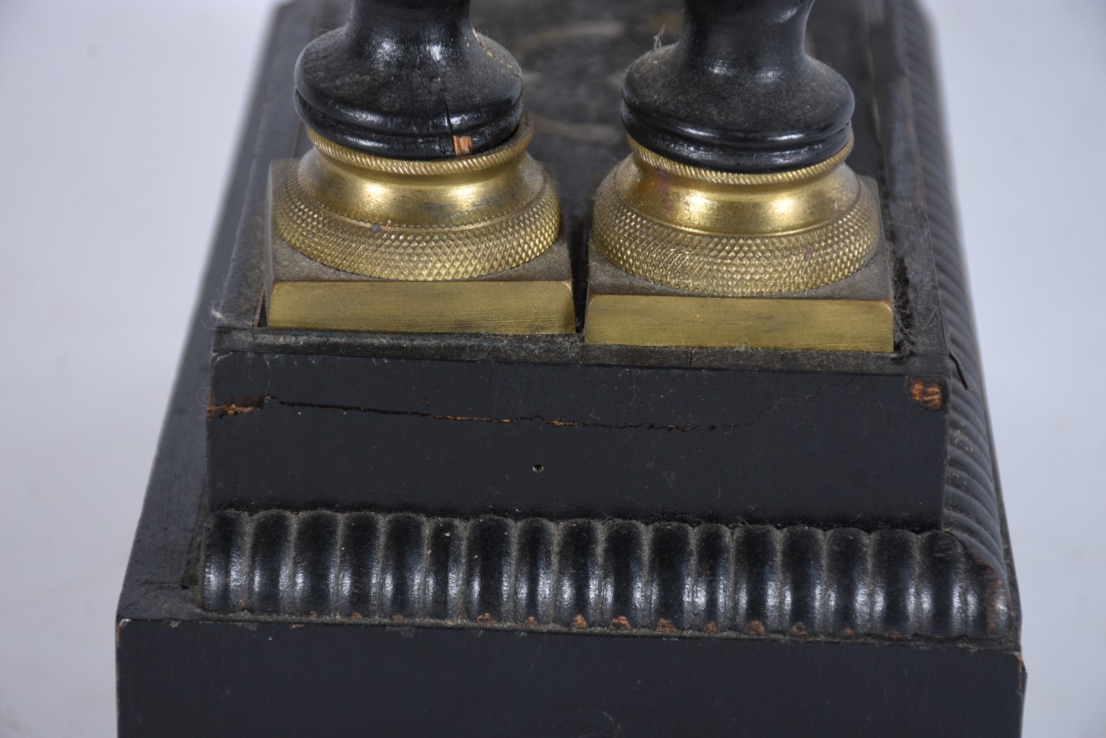 Relógio de mesa de metal dourado e madeira, colunas torneadas... - foto 10 de 11