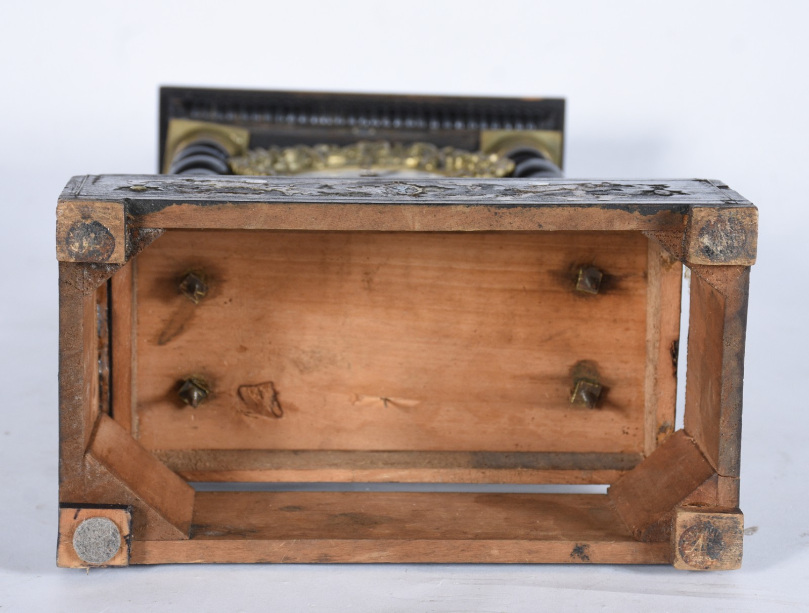 Relógio de mesa de metal dourado e madeira, colunas torneadas... - foto 11 de 11