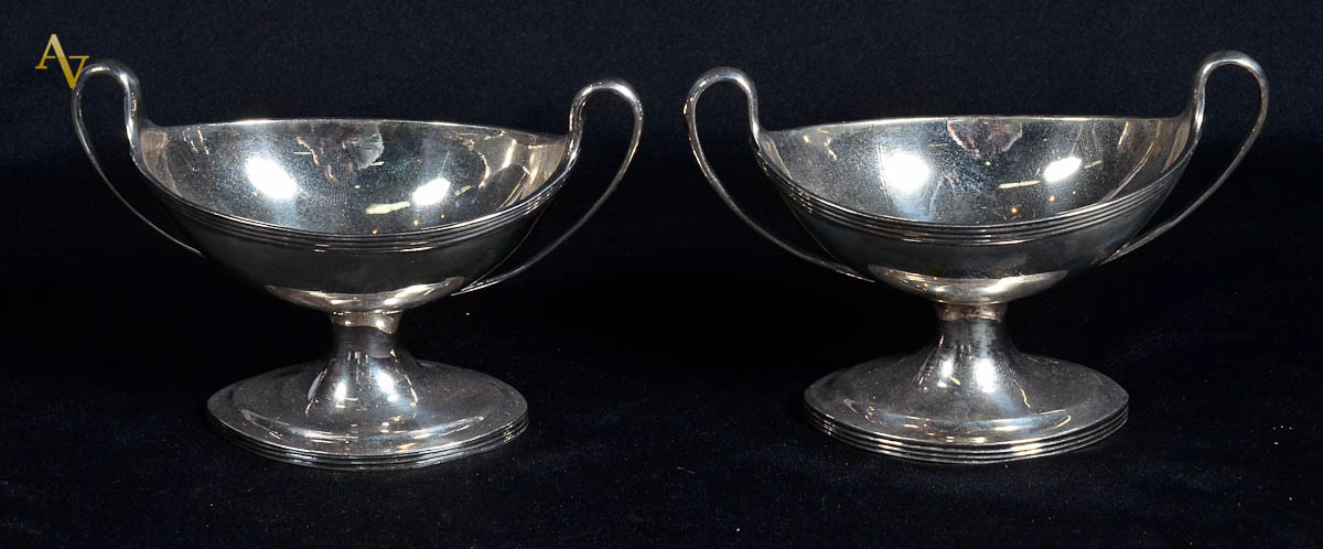 Par de pequenas navetes de prata contrastada, alt. 8 cm.