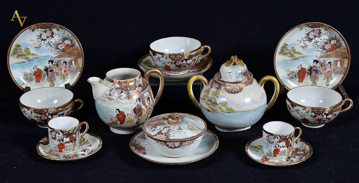 Serviço de chá e café de porcelana oriental decorada c/ gueixas em...