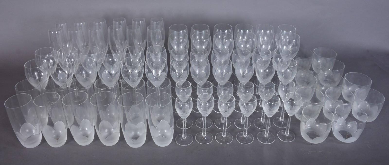 Serviço de taças de cristal, assinados Natan, composto de: 12 flutes... - foto 2 de 3