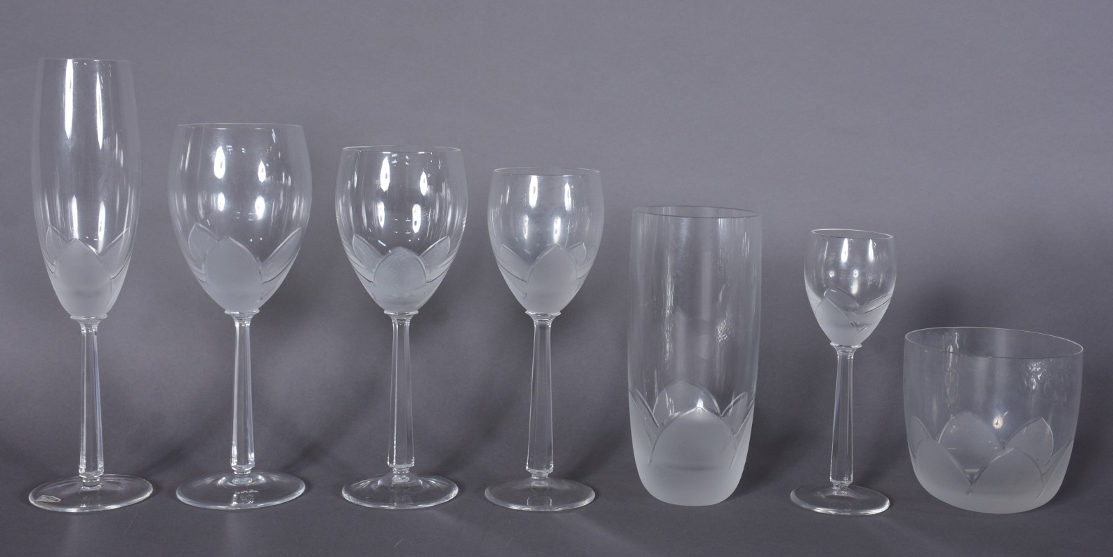 Serviço de taças de cristal, assinados Natan, composto de: 12 flutes... - foto 3 de 3