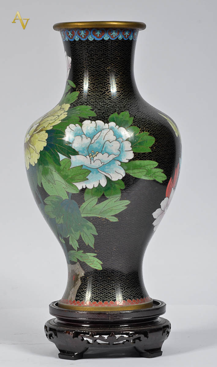 Vaso de cloisone decoração floral em policromia. Alt. 39 cm.