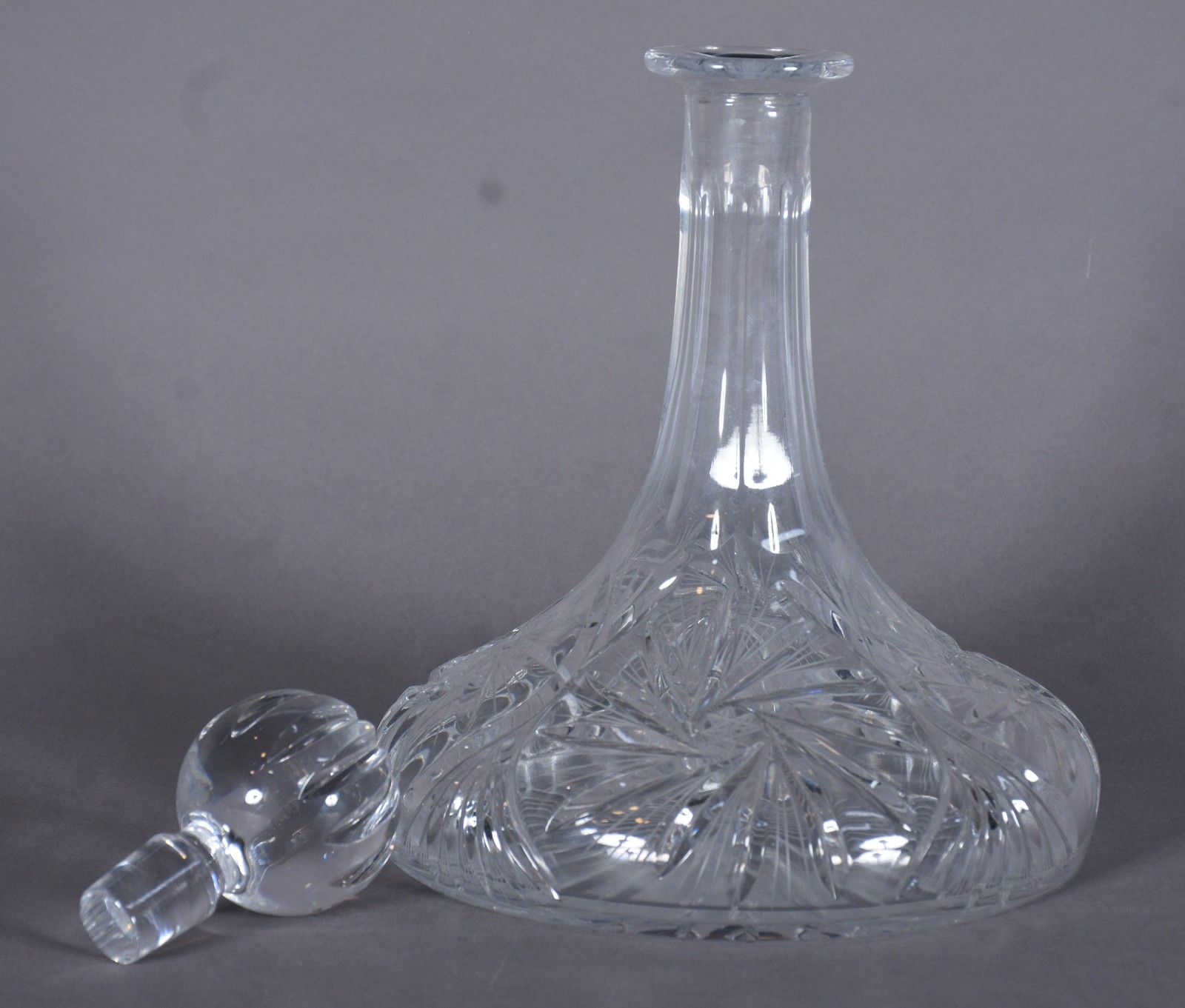 Garrafa "Captain Decanteur" de cristal europeu lapidado. - foto 2 de 9