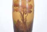 D'Argental (1919-1925),  - Vaso de pasta de vidro na cor âmbar degradé com paisagem e árvore acidadas em tons mais escuros. Assinado.