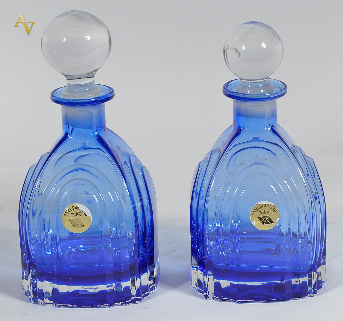 Par de garrafas italianas de cristal na cor azul. Alt. 25 cm.