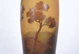 D'Argental (1919-1925),  - Vaso de pasta de vidro na cor âmbar degradé com paisagem e árvore acidadas em tons mais escuros. Assinado.