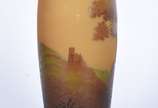 D'Argental (1919-1925),  - Vaso de pasta de vidro na cor âmbar degradé com paisagem e árvore acidadas em tons mais escuros. Assinado.