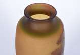D'Argental (1919-1925),  - Vaso de pasta de vidro na cor âmbar degradé com paisagem e árvore acidadas em tons mais escuros. Assinado.