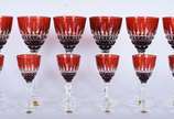 Conjunto de cálices de cristal lapidado na cor ... - Conjunto de cálices de cristal lapidado na cor rubi composto de: 6 para vinho branco e 6 para licor. Total: 12 peças.