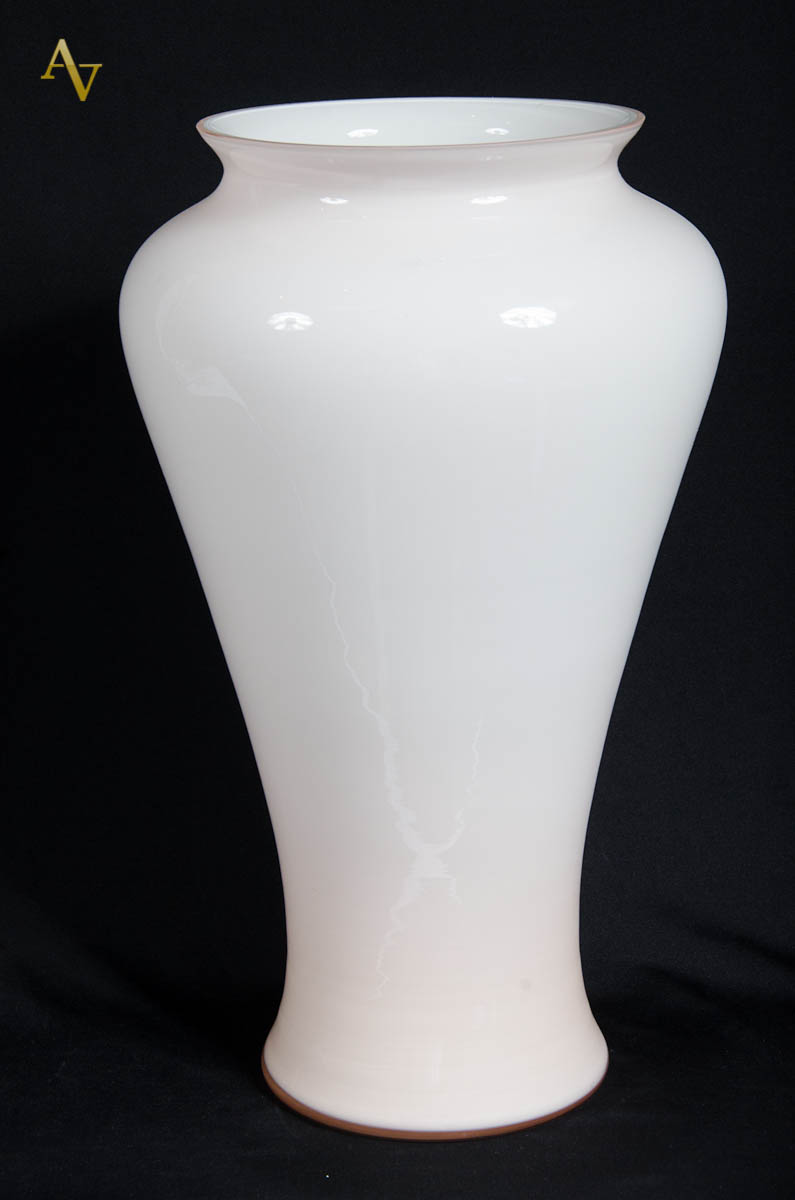 Vaso em Milkglass na cor rosa. Alt. 47 cm.