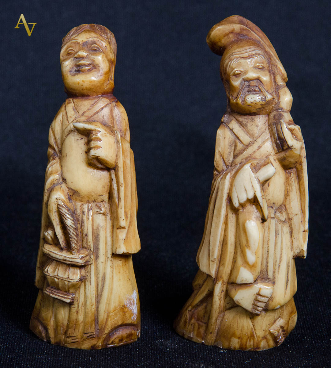 Duas figuras de marfim. Alts. 7 cm